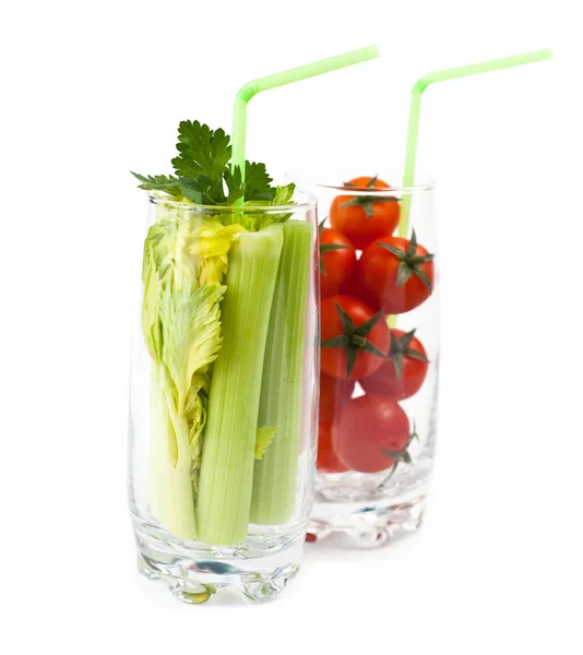 Glazen met verse groenten — Stockfoto