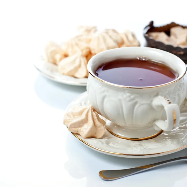 Elegante thee cup en freah schuimgebak — Stockfoto