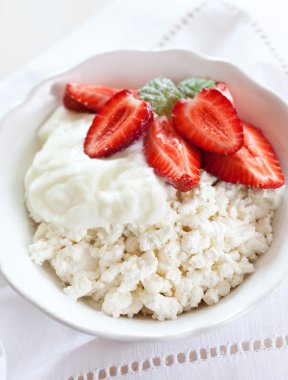 süzme peynir ve çilek