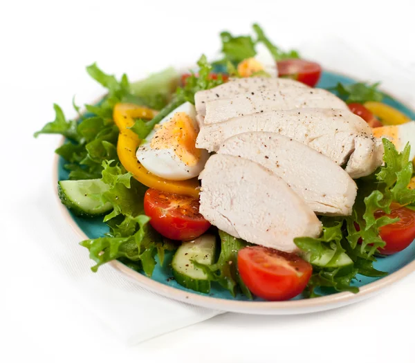 Salade mixte avec poulet cuit à la vapeur — Photo