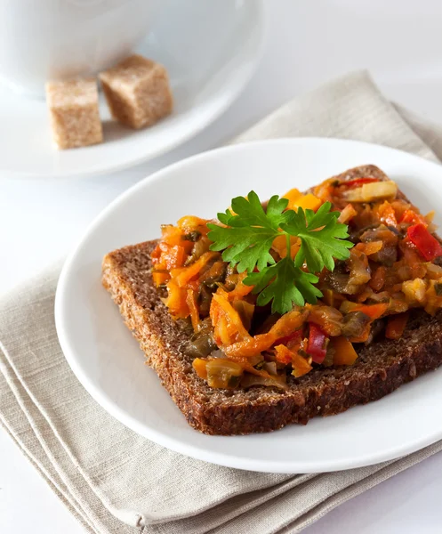 Wholegrain bread with vegetables — Stock Photo, Image