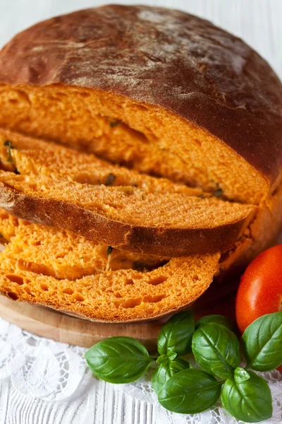 Tomato and basil bread — Stock Photo, Image