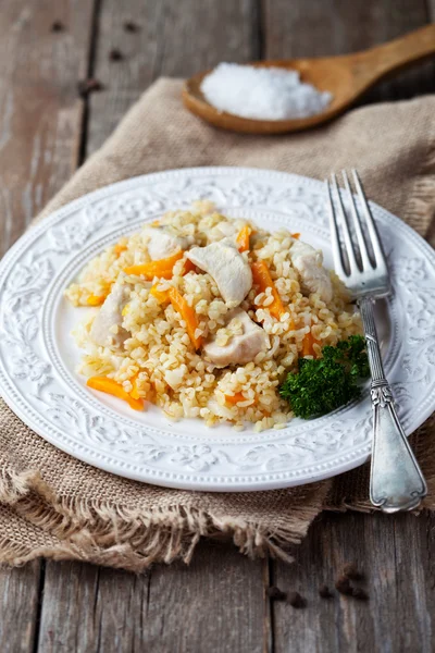 Tavuk ve bulgur pilavı — Stok fotoğraf