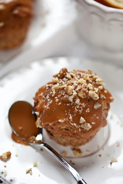 Muffin med kola glasyr och nötter — Stockfoto