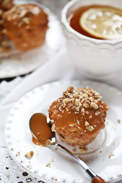 Muffins com cobertura de caramelo e nozes — Fotografia de Stock