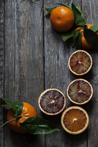 Naranjas sobre fondo de madera —  Fotos de Stock