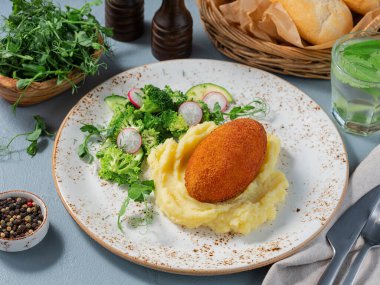 Geleneksel Patates Püresiyle Kiev Pirzolası