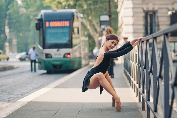 Jeune belle ballerine dansant le long de la rue à Rome, Ital — Photo