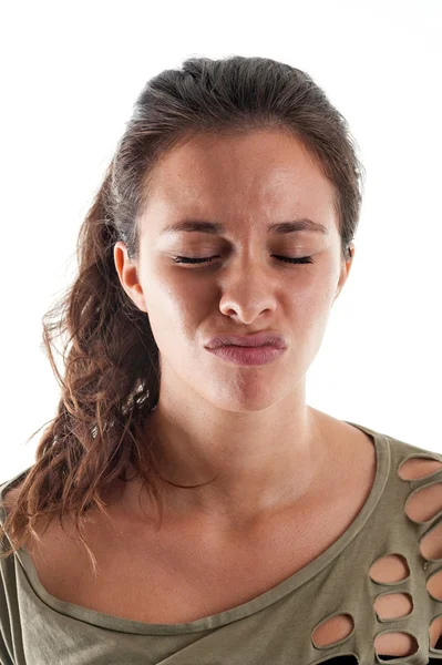 Vrouw close-up portret tegen witte achtergrond. triest expressie — Stockfoto