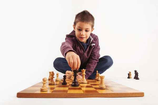 Niño jugando al ajedrez — Foto de Stock