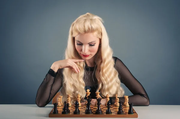 Frau spielt Schach. — Stockfoto
