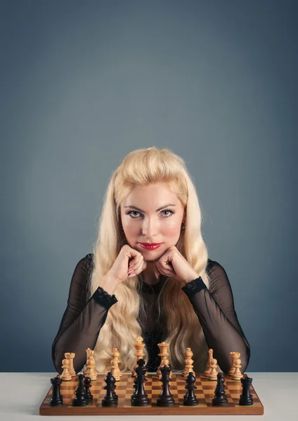 Mujer jugando ajedrez . — Foto de Stock