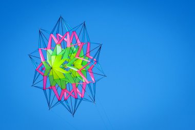 kopya alanı ile mavi gökyüzünde yıldız uçurtma.