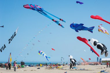 Cervia, İtalya - 27 Nisan: gökyüzü tam uçurtma için uluslararası kı