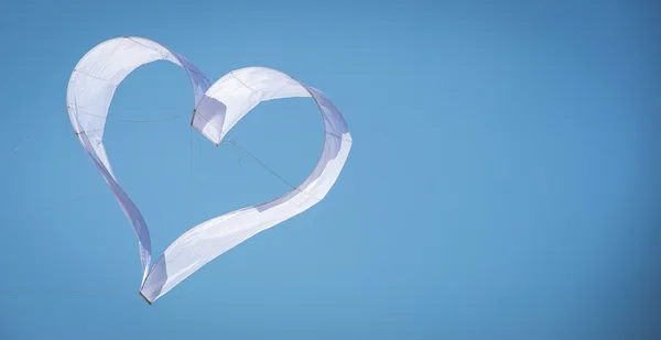 Heart kite in the blue sky with copy space. — Zdjęcie stockowe