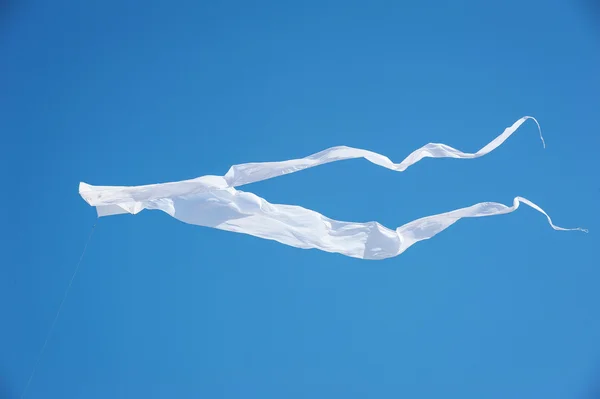 Witte kite vlag in de blauwe hemel. — Stockfoto