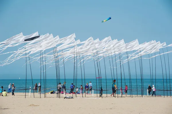 Cervia, Włochy - 27 kwietnia: niebo pełne flagi na festiwalu latawców międzynarodowych — Zdjęcie stockowe