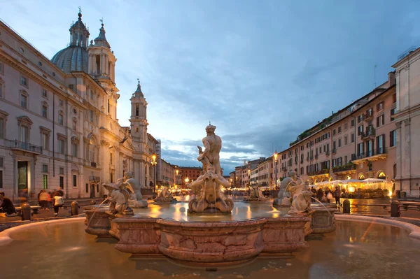 Piazza Navona in der Abenddämmerung. rom, italien. — Stockfoto