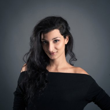 kadın moda portre koyu arka plan üzerinde kapat.