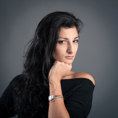 kadın portre koyu arka plan üzerine kapatın. umutsuz ifade