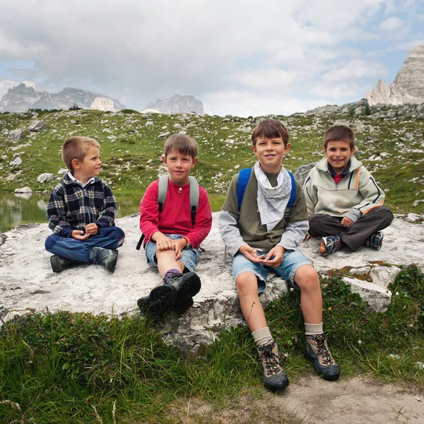 Portrait d'enfant dans les montagnes. Dolomites, Italie . — Photo