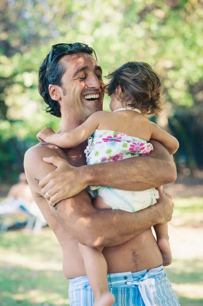 Porträt von Vater und kleiner Tochter beim Spielen im Park. — Stockfoto