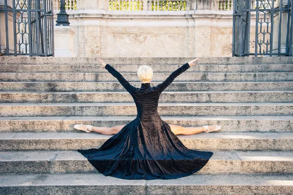 Fiatal gyönyörű ballerina fekete hosszú ruha pózol a Pincio — Stock Fotó