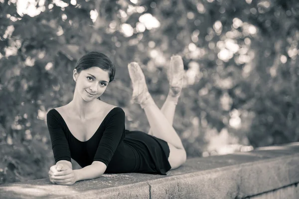 Unga vackra ballerina stående längs tevere riverside i Rom, Italien — Stockfoto