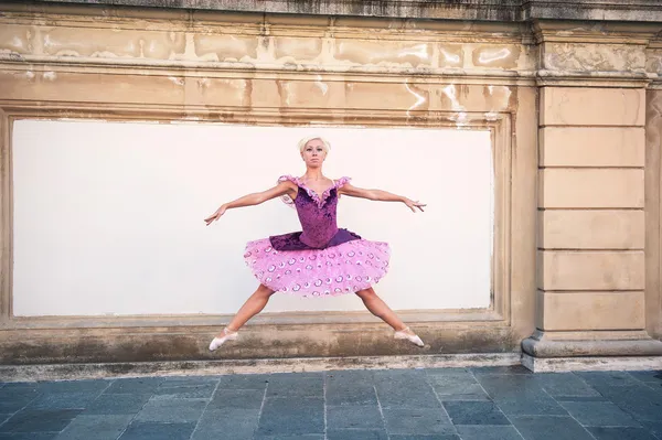 Young beautiful ballerina jumping in Bologna - Pincio, Italy. Ba — Stock Photo, Image