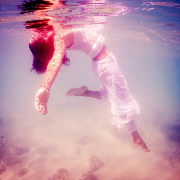 Onderwater vrouw portret met witte jurk in de zee. — Stockfoto