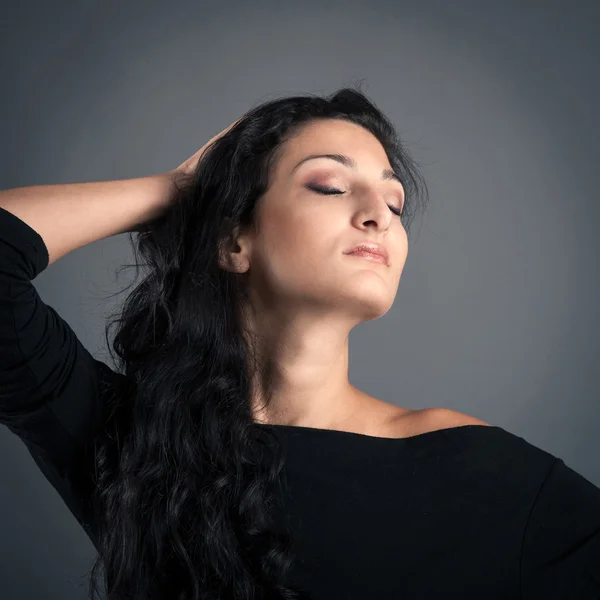 Mujer cerrar retrato sobre fondo oscuro. Expresión desesperada —  Fotos de Stock