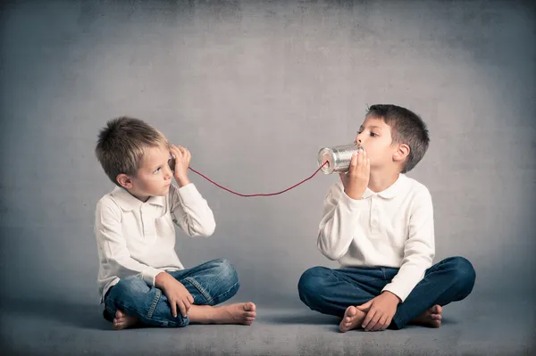 Brothers talking with tin can telephone — Φωτογραφία Αρχείου