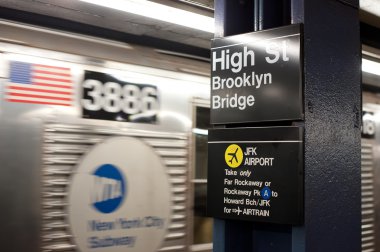 High street metro istasyonu'na. NYC.
