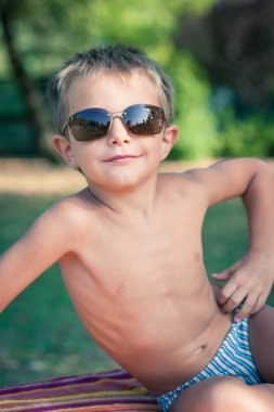 komik çocuk açık havada dikey, güneş gözlüğü.