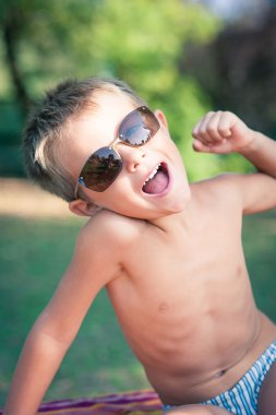 komik çocuk açık havada dikey, güneş gözlüğü.