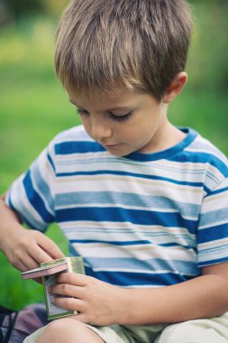 dört yıl çocuk açık havada dikey.