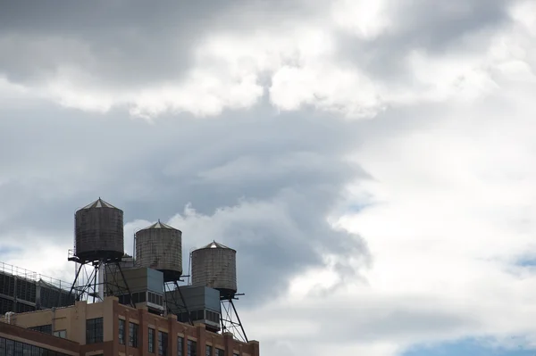 Vodojemů na střeše budovy v new Yorku s kopií — Stock fotografie