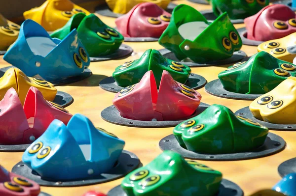 Peixes de plástico prontos para serem capturados no parque de diversões . — Fotografia de Stock