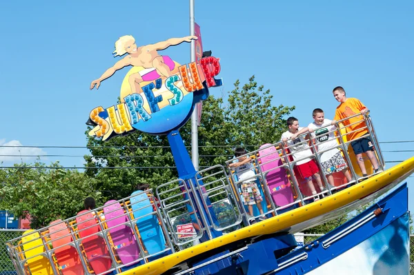 NEW YORK - JUNE 27. Coney Islands Surfs Up on June 27, 2012 — Stock Photo, Image