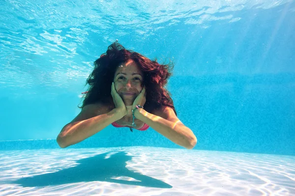 Gülümseyen kadın suyun altında yakın yüzme havuzunda portre kadar. — Stok fotoğraf
