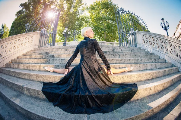 Joven hermosa bailarina con vestido largo negro posando en Pincio —  Fotos de Stock