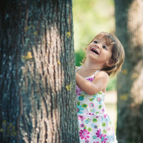 1 yıl park portre oynayan küçük kız. — Stok fotoğraf