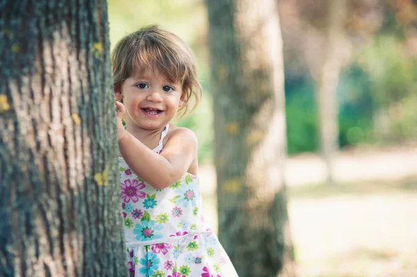 Jeden rok holčička hraje v parku portrét. — Stock fotografie