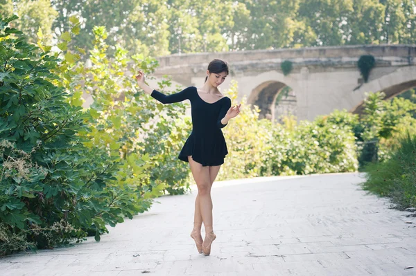 Young beautiful ballerina dancing in Tevere riverside in Rome — Stock Photo, Image