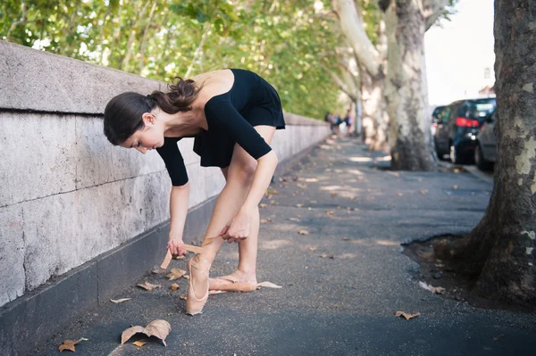 Jeune belle ballerine dansant au bord de la rivière Tevere à Rome — Photo