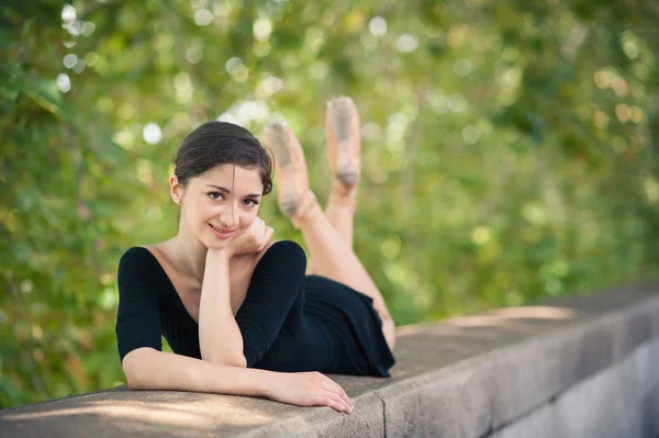 Joven hermosa bailarina bailando en la ribera del río Tevere en Roma — Foto de Stock