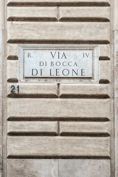 Placa de rua da via Bocca di Leone. Roma. Itália . — Fotografia de Stock