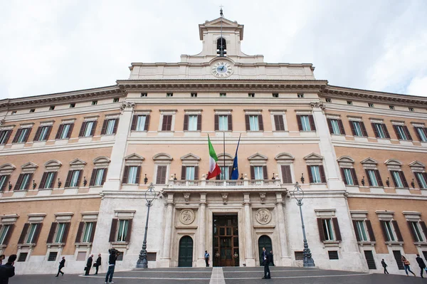 ROMA - SEPTIEMBRE 13. Palacio Montecitorio en Roma, sede de la It — Foto de Stock