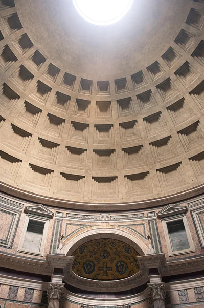 Vista interior de la cúpula del Panteón en Roma, Italia . —  Fotos de Stock