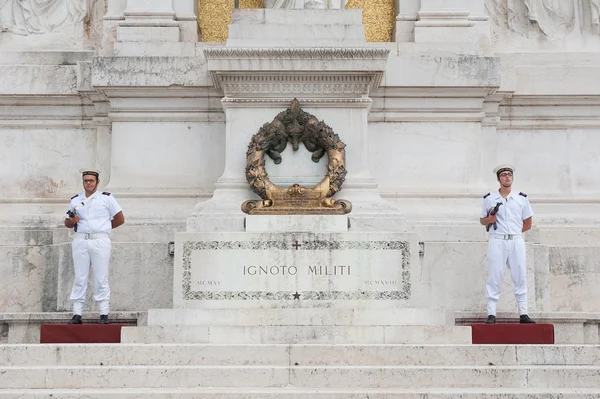 ROMA - SEPTIEMBRE 13. Soldado custodiando el Altar de la Patria — Foto de Stock